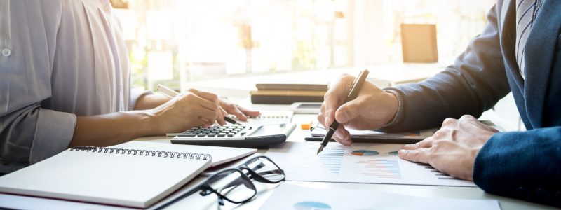 Consultor analisando relatórios financeiros