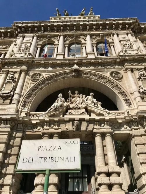 Entrada do Palazzo di Giustizia, na Piazza dei Tribunali